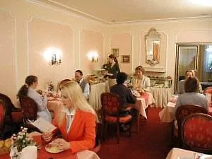 Carlton Hotel 3*